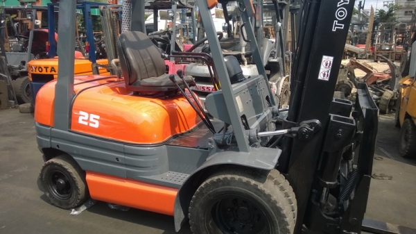 รถยกโตโยต้ารุ่น 6 น้ำหนักยก 2.5 ตัน  เครื่องดีเซล เ้กียร์ธรรมดา งาเทได้ ล้อหน้าคู่