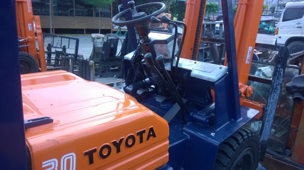 รถยกโตโยต้ารุ่น 5 น้ำหนักยก 3 ตัน เสาสูง 4 เมตร เครื่องดีเซล เกียร์ธรรมดา