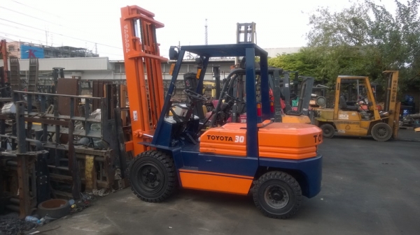 รถยกโตโยต้ารุ่น 5 น้ำหนักยก 3 ตัน เสาสูง 4 เมตร เครื่องดีเซล เกียร์ธรรมดา