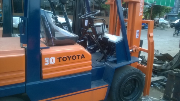 รถยกโตโยต้ารุ่น 5 น้ำหนักยก 3 ตัน เสาสูง 3 เมตร เครื่องดีเซล เกียร์ธรรมดา