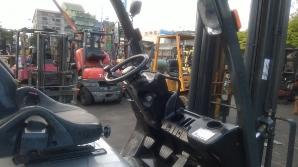 รถยกนิสสัน น้ำหนักยก 2.5 ตัน เสาสูง 4 เมตร เครื่องดีเซล เกียร์ออโต้