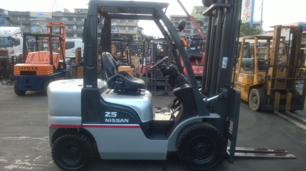 รถยกนิสสัน น้ำหนักยก 2.5 ตัน เสาสูง 4 เมตร เครื่องดีเซล เกียร์ออโต้