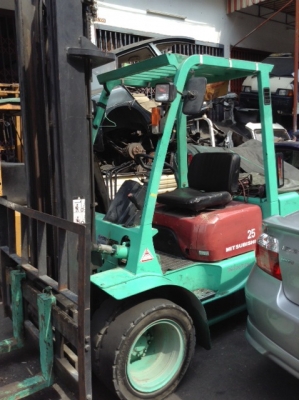 +++ ขายโฟล์คลิฟท์  MITSUBISHI  FD25  (รถนอกนำเข้า  สภาพดี)  เสา  4  เมตร  งาสไลด์ซ้าย - ขวา  เครื่องยนต์ดีเซล  เกียร์ธรรมดา  ล้อหน้าคู่  ยางตัน  4  ล้อ  ***  สนใจ รายละเอียดคุยได้ครับ โทร. 081-659-7598 ***