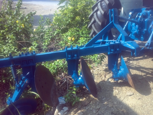 ขายFORD 6600 เสื้อลาย รถอยู่ระหว่างถนนท่าตะโก-นครสวรรต์