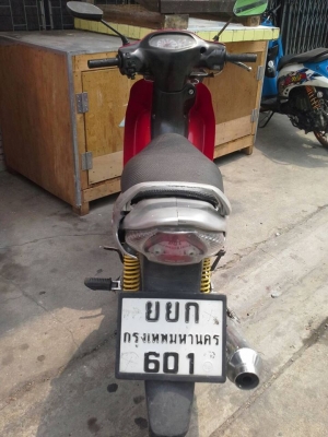 ขาย Suzuki Smash 110 ปี 49 สภาพเดิมๆ เครื่องดีไม่หลวม เล่มและเอกสารพร้อมโอน **มีชุดสีแตกด้านท้าย และมีรอยล้มหน้ากากด้านซ้าย ตามรูป**