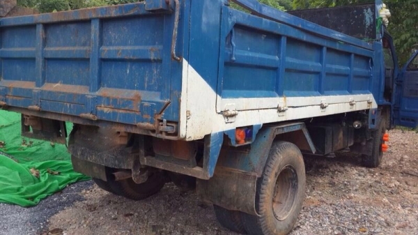 รถอีซูซุ 6 ล้อดั้ม NPR 115 แรงม้า. ปี 36  ( รถห้างแท้ )   สนใจติดต่อ 081 - 6079515