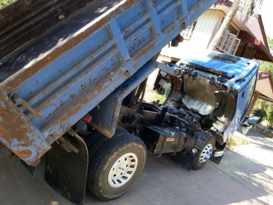 รถอีซูซุ 6 ล้อดั้ม NKR 100 แรงม้า. ปี 41   สนใจติดต่อ 081 - 6079515