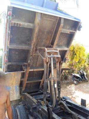 รถอีซูซุ 6 ล้อดั้ม NKR 100 แรงม้า. ปี 41   สนใจติดต่อ 081 - 6079515