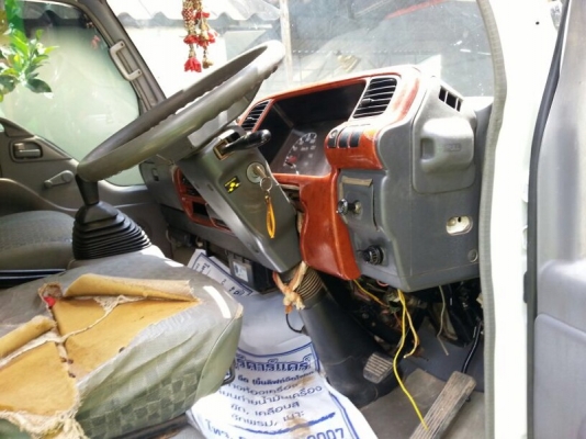 รถอีซูซุ 6 ล้อดั้ม 175 แรงม้า. ปี 51   สนใจติดต่อ 081 - 6079515