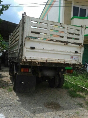 รถอีซูซุ 6 ล้อดั้ม 175 แรงม้า. ปี 51   สนใจติดต่อ 081 - 6079515