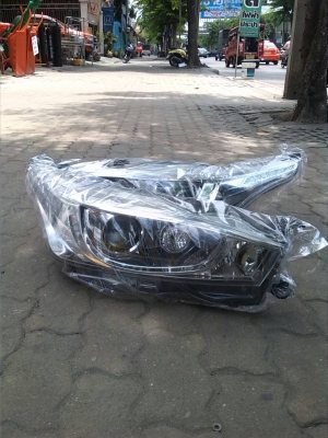 ขายไฟหน้า ยาริส 2013