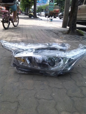 ขายไฟหน้า ยาริส 2013