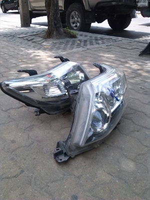 ขายไฟหน้าฟอร์จูเนอร์ 2013 1 คู่