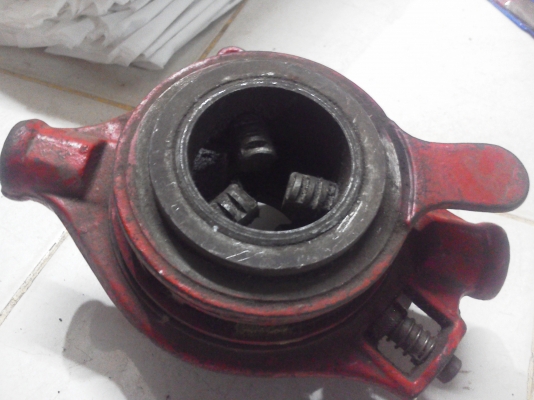 ชุดทำเกลียวท่อประปาด้วยการหมุนด้วยมือ มีปากเกลียวให้อีก 3 ชุดต่างขนาดกันแล้วแต่เลือกใช้ ทำเกลียวท่อได้หลายขนาด(ไม่มีด้ามที่ต่อเพื่อหมุนให้) ชุดทำเกลียวท่อประปาด้วยการหมุนด้วยมือ มีปากเกลียวให้อีก 3 ชุดต่างขนาดกันแล้วแต่เลือกใช้ ทำเกลียวท่อได้หลายขนาด(ไม่มีด้ามที่ต่อเพื่อหมุนให้)