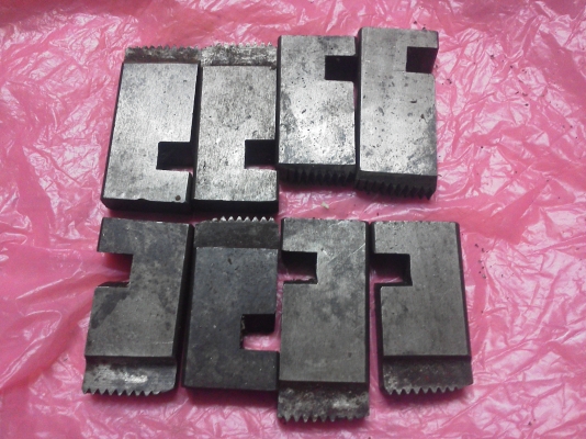 ชุดทำเกลียวท่อประปาด้วยการหมุนด้วยมือ มีปากเกลียวให้อีก 3 ชุดต่างขนาดกันแล้วแต่เลือกใช้ ทำเกลียวท่อได้หลายขนาด(ไม่มีด้ามที่ต่อเพื่อหมุนให้) ชุดทำเกลียวท่อประปาด้วยการหมุนด้วยมือ มีปากเกลียวให้อีก 3 ชุดต่างขนาดกันแล้วแต่เลือกใช้ ทำเกลียวท่อได้หลายขนาด(ไม่มีด้ามที่ต่อเพื่อหมุนให้)