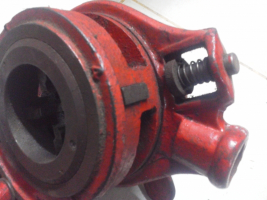 ชุดทำเกลียวท่อประปาด้วยการหมุนด้วยมือ มีปากเกลียวให้อีก 3 ชุดต่างขนาดกันแล้วแต่เลือกใช้ ทำเกลียวท่อได้หลายขนาด(ไม่มีด้ามที่ต่อเพื่อหมุนให้) ชุดทำเกลียวท่อประปาด้วยการหมุนด้วยมือ มีปากเกลียวให้อีก 3 ชุดต่างขนาดกันแล้วแต่เลือกใช้ ทำเกลียวท่อได้หลายขนาด(ไม่มีด้ามที่ต่อเพื่อหมุนให้)