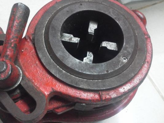 ชุดทำเกลียวท่อประปาด้วยการหมุนด้วยมือ มีปากเกลียวให้อีก 3 ชุดต่างขนาดกันแล้วแต่เลือกใช้ ทำเกลียวท่อได้หลายขนาด(ไม่มีด้ามที่ต่อเพื่อหมุนให้) ชุดทำเกลียวท่อประปาด้วยการหมุนด้วยมือ มีปากเกลียวให้อีก 3 ชุดต่างขนาดกันแล้วแต่เลือกใช้ ทำเกลียวท่อได้หลายขนาด(ไม่มีด้ามที่ต่อเพื่อหมุนให้)