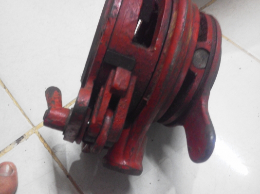 ชุดทำเกลียวท่อประปาด้วยการหมุนด้วยมือ มีปากเกลียวให้อีก 3 ชุดต่างขนาดกันแล้วแต่เลือกใช้ ทำเกลียวท่อได้หลายขนาด(ไม่มีด้ามที่ต่อเพื่อหมุนให้) ชุดทำเกลียวท่อประปาด้วยการหมุนด้วยมือ มีปากเกลียวให้อีก 3 ชุดต่างขนาดกันแล้วแต่เลือกใช้ ทำเกลียวท่อได้หลายขนาด(ไม่มีด้ามที่ต่อเพื่อหมุนให้)