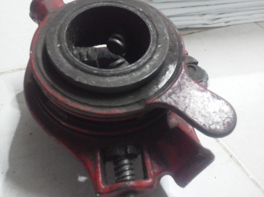 ชุดทำเกลียวท่อประปาด้วยการหมุนด้วยมือ มีปากเกลียวให้อีก 3 ชุดต่างขนาดกันแล้วแต่เลือกใช้ ทำเกลียวท่อได้หลายขนาด(ไม่มีด้ามที่ต่อเพื่อหมุนให้) ชุดทำเกลียวท่อประปาด้วยการหมุนด้วยมือ มีปากเกลียวให้อีก 3 ชุดต่างขนาดกันแล้วแต่เลือกใช้ ทำเกลียวท่อได้หลายขนาด(ไม่มีด้ามที่ต่อเพื่อหมุนให้)