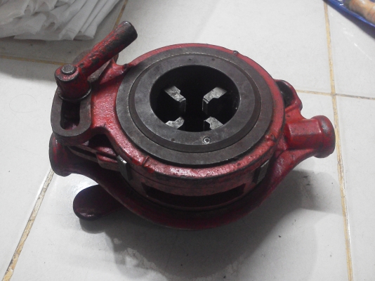 ชุดทำเกลียวท่อประปาด้วยการหมุนด้วยมือ มีปากเกลียวให้อีก 3 ชุดต่างขนาดกันแล้วแต่เลือกใช้ ทำเกลียวท่อได้หลายขนาด(ไม่มีด้ามที่ต่อเพื่อหมุนให้)