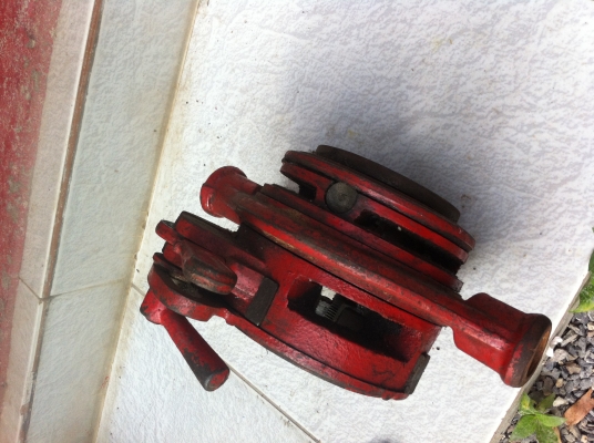 ชุดทำเกลียวท่อประปาด้วยการหมุนด้วยมือ มีปากเกลียวให้อีก 3 ชุดต่างขนาดกันแล้วแต่เลือกใช้ ทำเกลียวท่อได้หลายขนาด(ไม่มีด้ามที่ต่อเพื่อหมุนให้) ชุดทำเกลียวท่อประปาด้วยการหมุนด้วยมือ มีปากเกลียวให้อีก 3 ชุดต่างขนาดกันแล้วแต่เลือกใช้ ทำเกลียวท่อได้หลายขนาด(ไม่มีด้ามที่ต่อเพื่อหมุนให้)