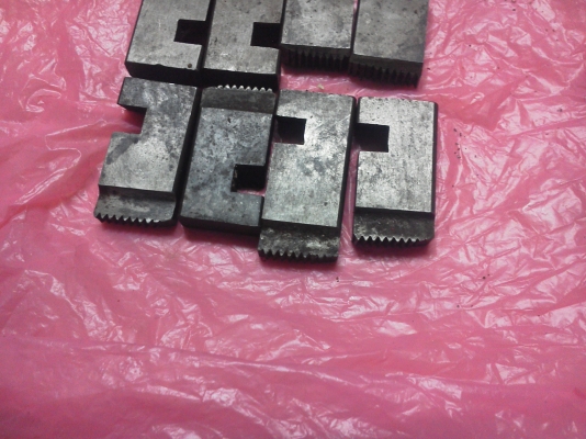 ชุดทำเกลียวท่อประปาด้วยการหมุนด้วยมือ มีปากเกลียวให้อีก 3 ชุดต่างขนาดกันแล้วแต่เลือกใช้ ทำเกลียวท่อได้หลายขนาด(ไม่มีด้ามที่ต่อเพื่อหมุนให้) ชุดทำเกลียวท่อประปาด้วยการหมุนด้วยมือ มีปากเกลียวให้อีก 3 ชุดต่างขนาดกันแล้วแต่เลือกใช้ ทำเกลียวท่อได้หลายขนาด(ไม่มีด้ามที่ต่อเพื่อหมุนให้)