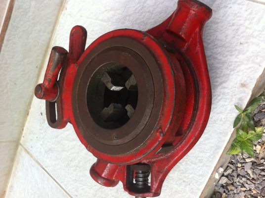 ชุดทำเกลียวท่อประปาด้วยการหมุนด้วยมือ มีปากเกลียวให้อีก 3 ชุดต่างขนาดกันแล้วแต่เลือกใช้ ทำเกลียวท่อได้หลายขนาด(ไม่มีด้ามที่ต่อเพื่อหมุนให้) ชุดทำเกลียวท่อประปาด้วยการหมุนด้วยมือ มีปากเกลียวให้อีก 3 ชุดต่างขนาดกันแล้วแต่เลือกใช้ ทำเกลียวท่อได้หลายขนาด(ไม่มีด้ามที่ต่อเพื่อหมุนให้)