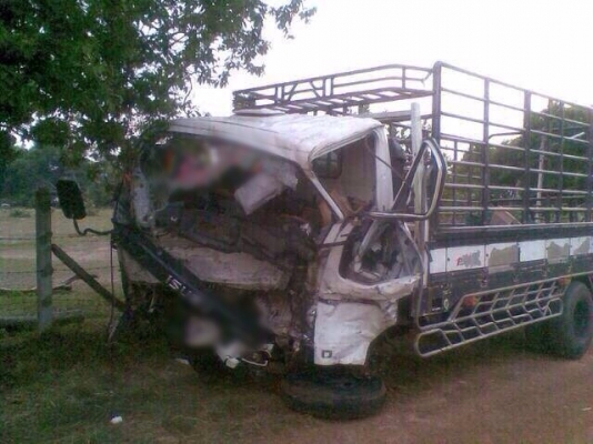 ขายรถบรรทุกหกล้อ Isuzu เครื่อง 130 แรง ปี 06 ขายตามสภาพแชสซีโดนข้างซ้ายนิดหน่อย เครื่องไม่โดน