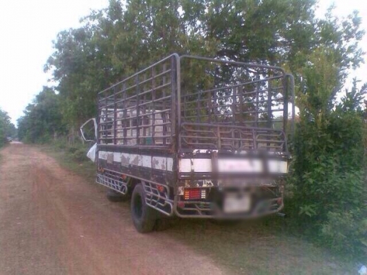 ขายรถบรรทุกหกล้อ Isuzu เครื่อง 130 แรง ปี 06 ขายตามสภาพแชสซีโดนข้างซ้ายนิดหน่อย เครื่องไม่โดน