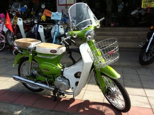 RYUKA CLASSIC รถครอบครัว พิมพ์นิยม ริวก้า คลาสสิค  ไฟหน้ากลม ย้อนยุค (ทรงโบราณ แบบซี เจ็ดสิบ C70 ) เฟรมปั้มขึ้นรูป โช้คขาตะเกียบสปริง เบาะ2 ตอน สไตล์เรโทร คลาสสิคของแท้ เครื่องยนต์ 110ซีซี สตาร์ทมือ จ่ายเพียง 2,999บาท ออกรถได้เลย รวม ค่าทะเบียน+ค่า พ ร บ+