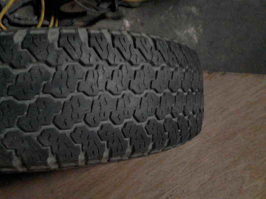 235/70R15  DUNLOP GRANTREK   มี  2  เส้น TEL.081-427-3941