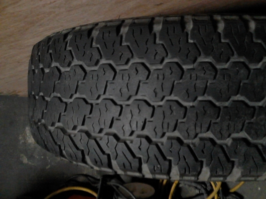 235/70R15  DUNLOP GRANTREK   มี  2  เส้น TEL.081-427-3941