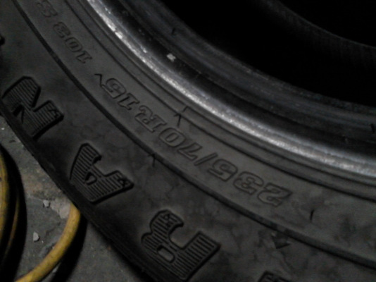 235/70R15  DUNLOP GRANTREK   มี  2  เส้น TEL.081-427-3941