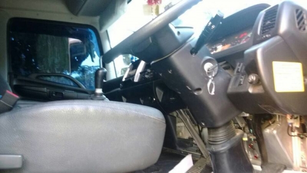 รถฮีโน่ 6 ล้อดั้ม 220 แรงม้า. ปี 56  ( รถวิ่ง 1x,xxx กม. )  สนใจติดต่อ 081 - 6079515