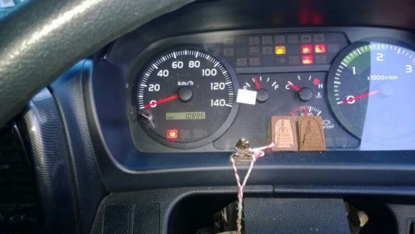 รถฮีโน่ 6 ล้อดั้ม 220 แรงม้า. ปี 56  ( รถวิ่ง 1x,xxx กม. )  สนใจติดต่อ 081 - 6079515