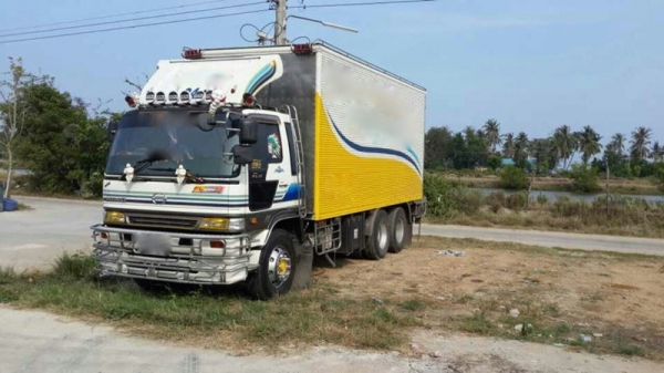 รถฮีโน่ 10 ล้อ ตู้เย็น  FL3H  195 แรงม้า. ปี 38  สนใจติดต่อ 081 - 6079515