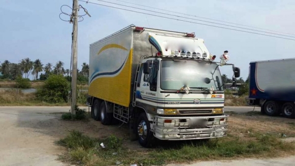 รถฮีโน่ 10 ล้อ ตู้เย็น  FL3H  195 แรงม้า. ปี 38  สนใจติดต่อ 081 - 6079515