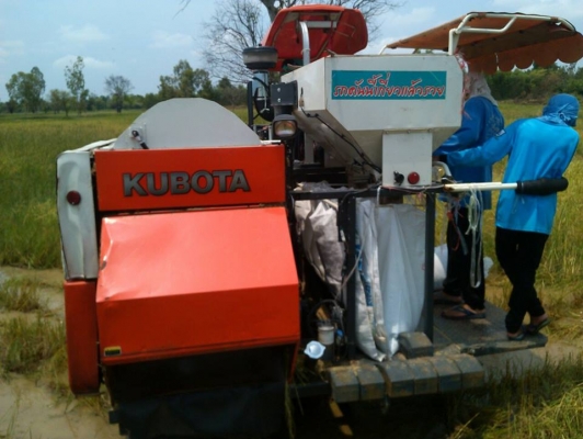 รถเกี่ยวคูโบต้า  DC70 กระสอบ พร้อมใช้สนใจโทรมา