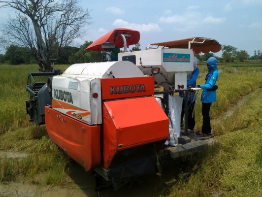 รถเกี่ยวคูโบต้า  DC70 กระสอบ พร้อมใช้สนใจโทรมา