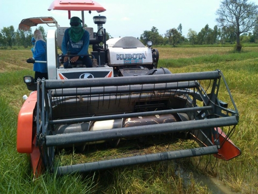 รถเกี่ยวคูโบต้า  DC70 กระสอบ พร้อมใช้สนใจโทรมา