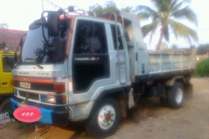 **800,000 บ.ต่อรอง**ขาย6ล้อดั้มดิน ISUZU ROCKY 195 FRR32 6HE1 195แรง เครื่องแห้งดี แน่นแรงไม่เยิ้ม ช่วงล่างFหน้าหลังคัสซีสวยไม่ปะไม่ดาม กระบะดั๊มเหล็ก6ตัน3.60ม.ยิงหน้าสภาพดี พื้นดีข้างดีไม่ผุ หัวเก๋งสวยภายในคอนโซลครบ แอร์ พ.พาวเวอร์ เบรคทริฟฟี่ ครบ ยาง8.2