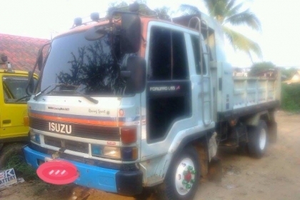 **800,000 บ.ต่อรอง**ขาย6ล้อดั้มดิน ISUZU ROCKY 195 FRR32 6HE1 195แรง เครื่องแห้งดี แน่นแรงไม่เยิ้ม ช่วงล่างFหน้าหลังคัสซีสวยไม่ปะไม่ดาม กระบะดั๊มเหล็ก6ตัน3.60ม.ยิงหน้าสภาพดี พื้นดีข้างดีไม่ผุ หัวเก๋งสวยภายในคอนโซลครบ แอร์ พ.พาวเวอร์ เบรคทริฟฟี่ ครบ ยาง8.2