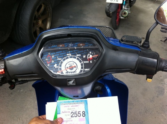 ขายเวฟ100สตาร์ทมือ เครื่องเดิมเงียบกริบ ภาษีเต็ม 17500บาทโทร0825671760ไม่เคยซ่อม วิ่งหมื่นกว่าโล ประหยัดน้ำมันมาก สตาร์ทมือใช้ได้ดีปกติคับ ยางหน้าหลังใหม่คับ ระบบไฟใช้ได้ครบทุกอย่างคับ เอาไปใช้ไม่ผิดหวัง ราคาคุยได้คับ