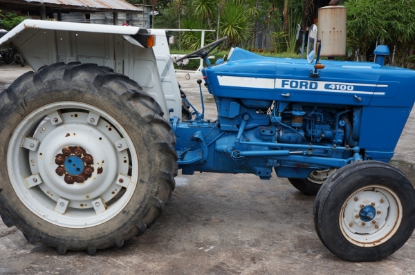 ขายรถไถ FORD 4100 เก่านอกไม่เคยใช้งานในเมืองไทย