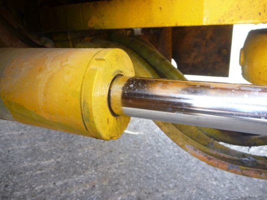 รถบดถนนสามล้อเหล็ก R2S