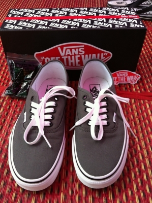ขายรองเท้าผ้าใบ VANS (ของใหม่)
