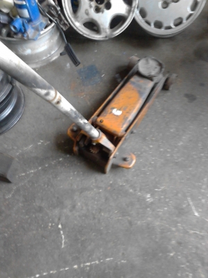 ขายแม่แรงโยก 1 ต้ว  ติดต่อ .081-427-3941