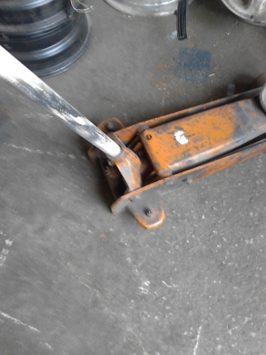 ขายแม่แรงโยก 1 ต้ว  ติดต่อ .081-427-3941