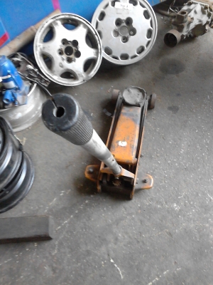 ขายแม่แรงโยก 1 ต้ว  ติดต่อ .081-427-3941