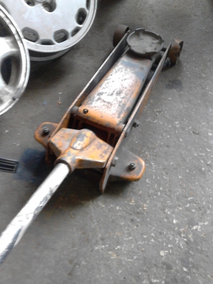 ขายแม่แรงโยก 1 ต้ว  ติดต่อ .081-427-3941